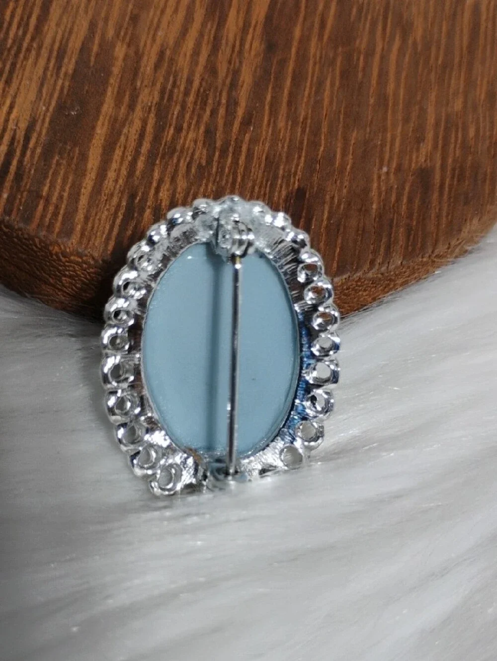 Elegant Vintage Blue/White Cameo Brooch